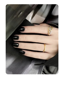 Close-up of S925 silver irregular twig rings in gold and silver on a model hand
