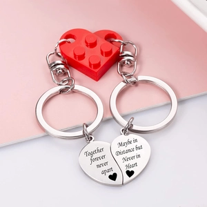 Llavero de corazón Together Forever con bloques de construcción rojos para parejas