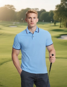 Détail du polo bleu clair pour hommes avec rayures contrastées sur le col et les manches