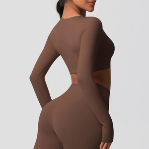 Détail d'un ensemble de yoga sans couture marron avec passe-pouces et effet gainant