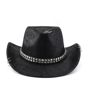 Détail d'un chapeau de cowboy noir en similicuir avec rivets et anneaux métal