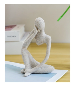 Gros plan d'une statue de penseur abstrait minimaliste avec une texture sablonneuse