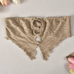 Détail du tissu beige froncé avec découpes rondes et fermeture par boutons perlés