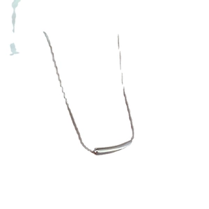 Elegante Halskette aus Titan mit silbernem gebogenem Stabanhänger und Schlangenkette