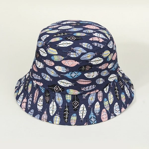 Détail d'un chapeau bob enfant bleu marine avec motifs de plumes bohèmes colorées