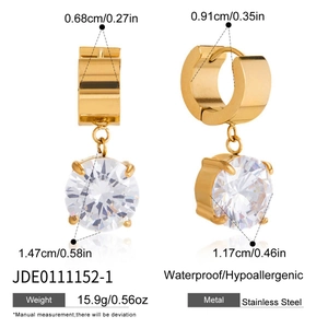 Détail des boucles d'oreilles en acier doré avec zircon rond et dimensions précises