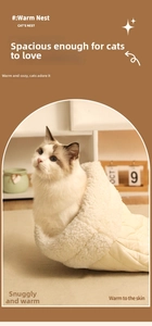 Detalle de cama acolchada beige para gatos con forro grueso de lana de cordero blanca
