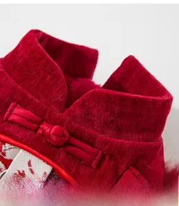 Dettaglio del colletto alla coreana con bottone tradizionale su gilet di velluto rosso