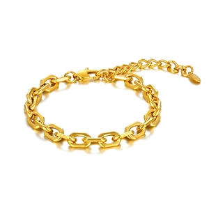 Détail du bracelet à maillons octogonaux dorés avec fermoir mousqueton réglable