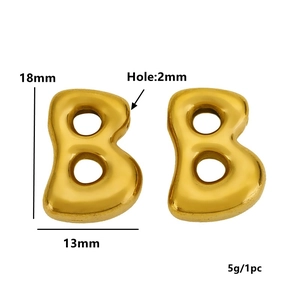 Détail du pendentif lettre B dorée de 18mm avec trou de 2mm pour création de bijoux DIY