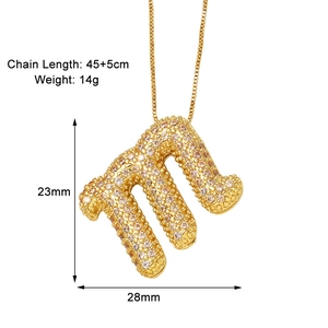 Vue détaillée du collier pendentif lettre M doré avec zircons et dimensions du produit