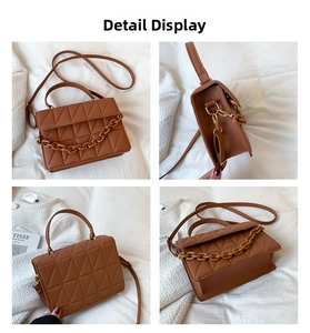 Détails d'un sac bandoulière marron avec matelassage triangulaire et poignée en chaîne