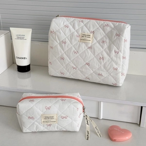 Détails des trousses de maquillage en coton matelassé avec nœuds roses en deux tailles