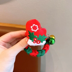Détail de l'élastique de Noël avec broderie gant rouge et cloches festives dorées