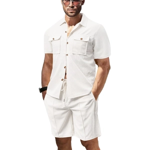 Detalle del conjunto de camisa y pantalones blancos de punto gofrado con textura
