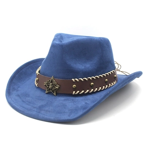 Blauer Cowboyhut aus Wildleder mit Lederband und Vintage-Sternemblem auf weißem Grund
