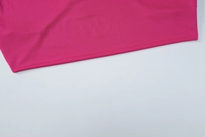 Gros plan sur la texture du tissu en maille rouge rose et détail textile de haute qualité