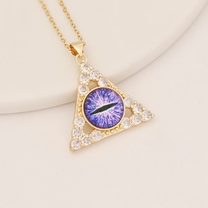Halskette aus Kupfer mit Zirkonia-Mikropavé und violettem Augendesign im Dreiecksanhänger