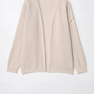 Cardigan in maglia grossa beige chiaro con spalle scese e polsini a costine spessi