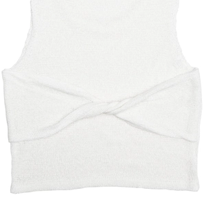 Dettaglio della trama del tessuto a maglia bianco e design a nodo ritorto del set a due pezzi