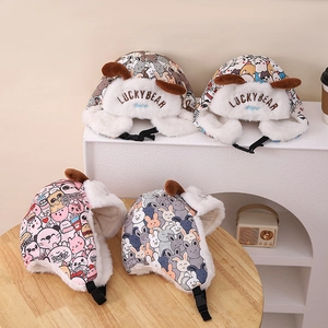 Détail du bonnet d'hiver pour enfants avec broderie ours et doublure en polaire