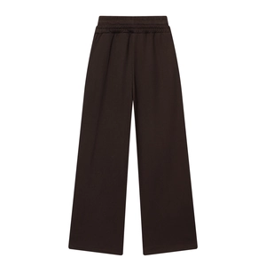 Gros plan du pantalon large marron foncé avec taille élastique et texture en maille