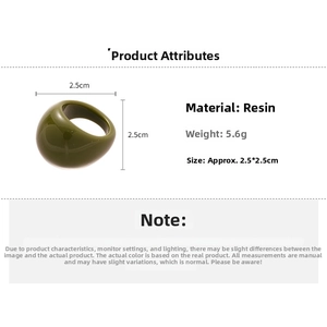 Detail showing dimensions of 2.5x2.5cm and 5.6g weight for olive green resin ring
