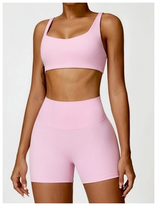 Gros plan sur l'ensemble de sport rose cerisier montrant la texture du tissu élastique