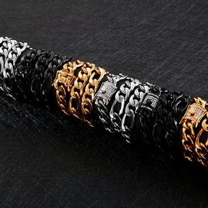 Bracciali a catena cubana in oro, argento e nero con diamanti su supporto per gioielli