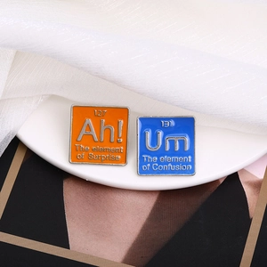 Badges en métal du tableau périodique avec motifs en émail orange et bleu pour vêtements
