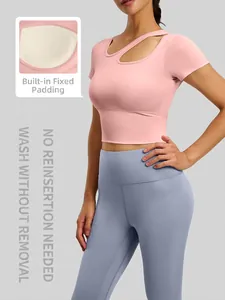 Set yoga rosa con crop top, imbottiture fisse integrate e leggings fitness a vita alta