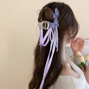 Elegante fermaglio per capelli a farfalla viola con nappe di perle e lunghi nastri lavanda