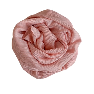 Sciarpa rosa con trama increspata e fili metallici piegata a forma di fiore elegante