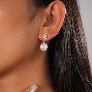 Elegantes 6-teiliges Set geometrischer Perlenohrringe mit Diamanten am Modell