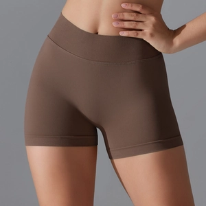 Détail macro du short de yoga marron foncé sans couture avec taille haute et texture côtelée