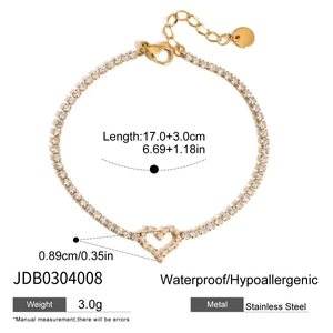 Detail eines 18K vergoldeten Herz-Tennisarmbands aus Edelstahl mit Zirkonia-Steinen