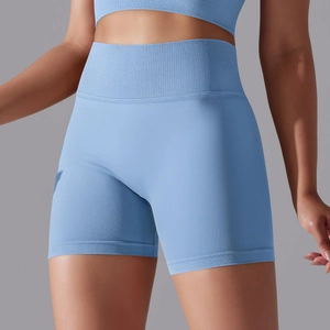 Gros plan sur le short de yoga bleu clair sans couture à taille haute avec tissu côtelé