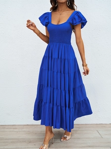 Détail de robe longue bleue à volants avec bustier froncé et manches à froufrous