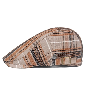 Détail du béret à carreaux montrant la texture du tissu et la boucle réglable en métal
