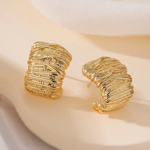 Gouden geometrische metalen oorbellen met een modern geweven patroon voor dames