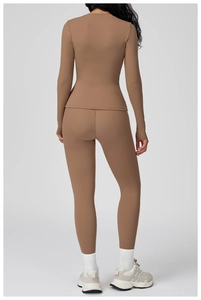 Vue arrière d'un ensemble de yoga marron avec haut à manches longues et legging gainant