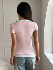 Vue arrière d'un t-shirt rose style Y2K effet deux-pièces avec débardeur blanc