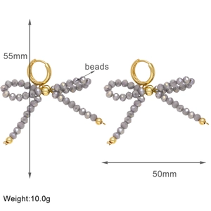 Detailoverzicht van grijze kralen strik oorbellen met 55mm hoogte en 50mm breedte