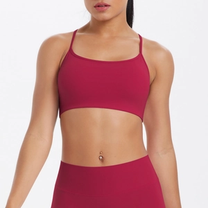 Détail de la brassière de yoga dos croisé et leggings à taille haute bordeaux