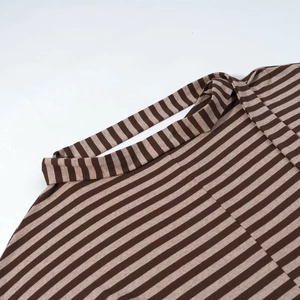 Vestido ajustado de rayas con hombros descubiertos y detalle de tejido de punto marrón
