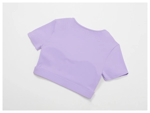 Vista posteriore di un crop top sportivo viola lavanda con dettaglio orlo ampio senza cuciture