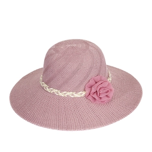 Zomerse strohoed met brede rand in roze met geweven band en elegante chiffon bloem
