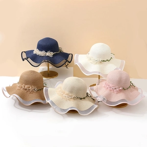Détails de chapeaux de paille à large bord en cinq couleurs avec dentelle et tulle
