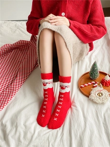 Gros plan de chaussettes de Noël épaisses en polaire corail avec décor festif
