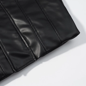 Dettaglio delle cuciture e texture in pelle PU nera di una giacca biker corta
